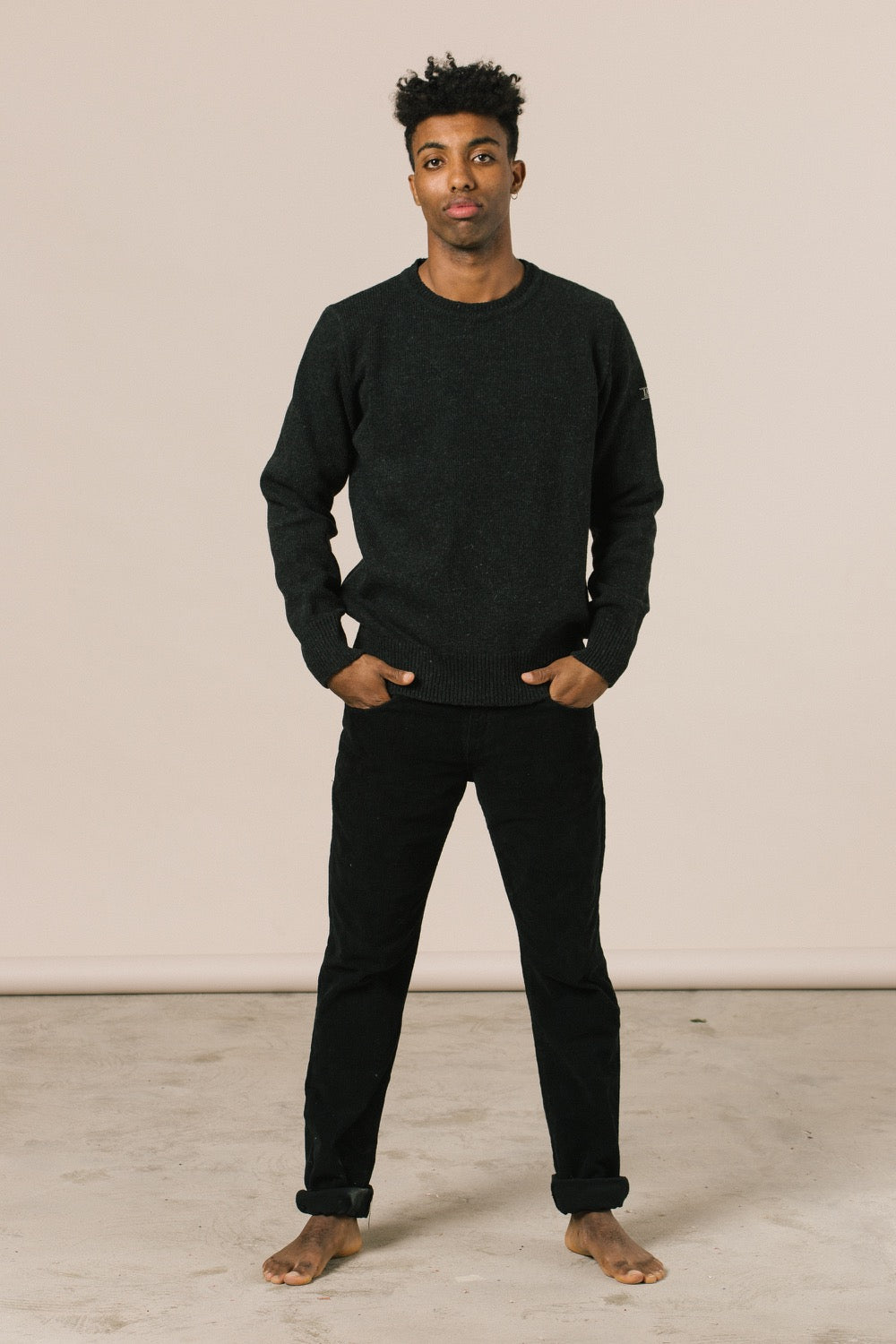 Modelo con el jersey. El color negro favorece mucho y encaja con un estilo sobrio.