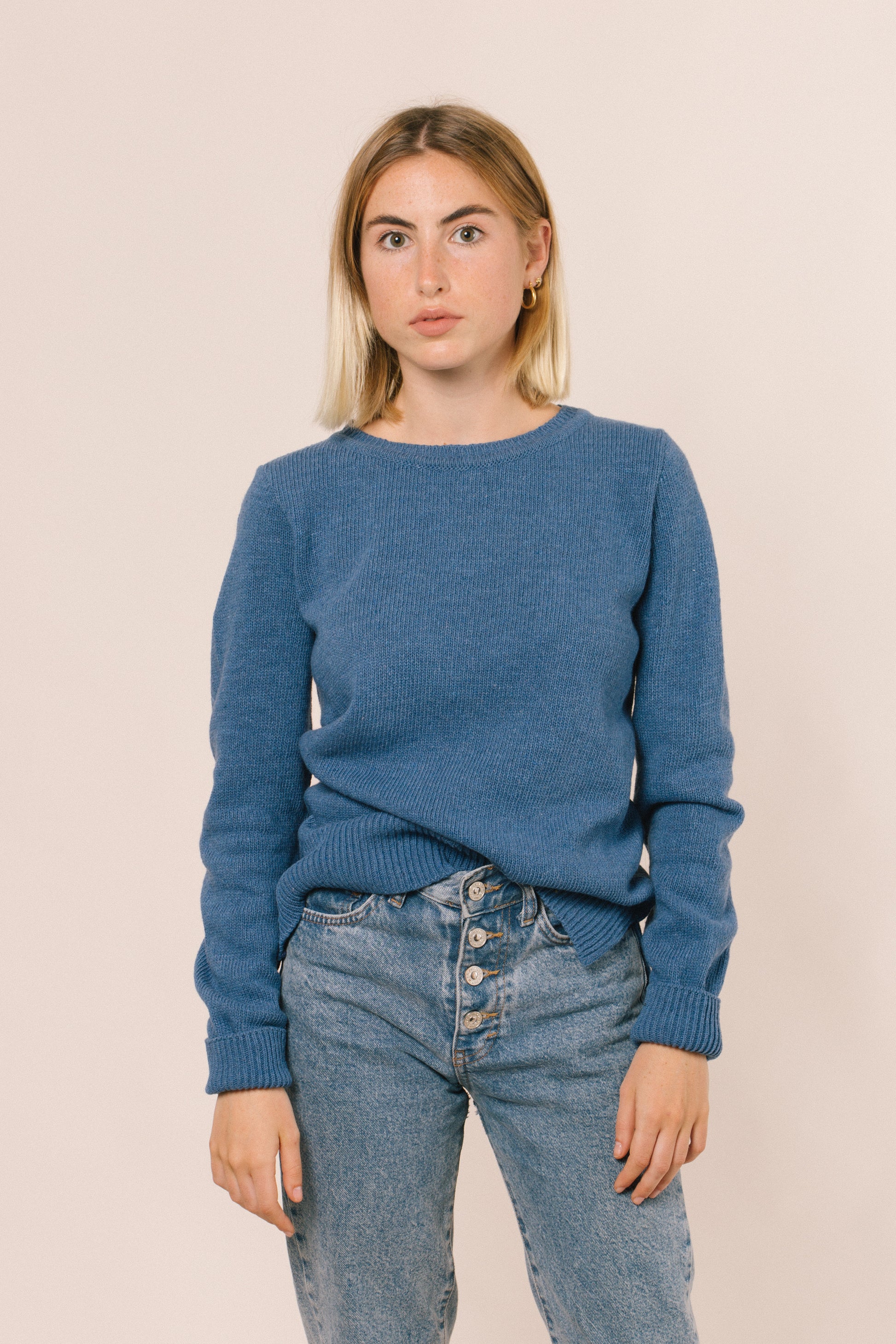 La model de front. La forma del jersei és bàsica i recta pel que queda bé en tots els cossos. El jersei té uns talls als costats a la part inferior.
