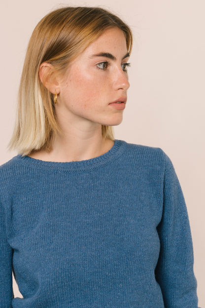 Retrato de la modelo con el jersey. Vemos que el color azul favorece mucho y puede ser una nota de color en tu armario.