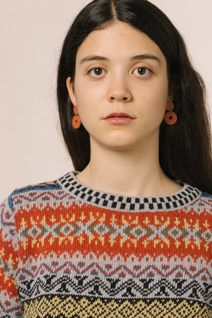 Portrait of the model with the sweater where we can see the beautiful print on the collar.