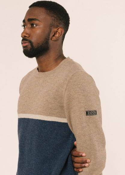 Model amb el jersei que és un disseny bàsic i atemporal inspirat en els jerseis dels anys 90. 