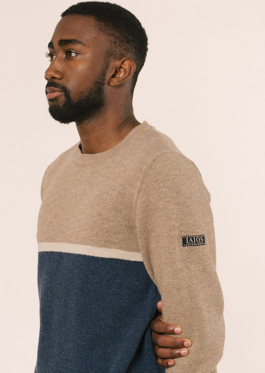 Model with the jersey that is a basic and timeless design inspired by the sweaters of the 90s. 