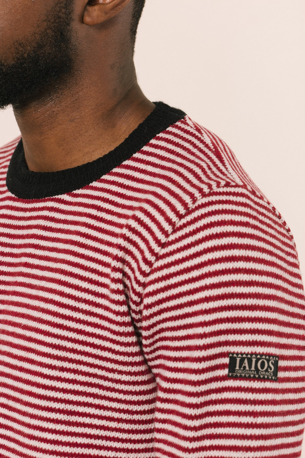 Detalle del modelo con el jersey donde se ve la etiqueta de iaios en el brazo izquierdo