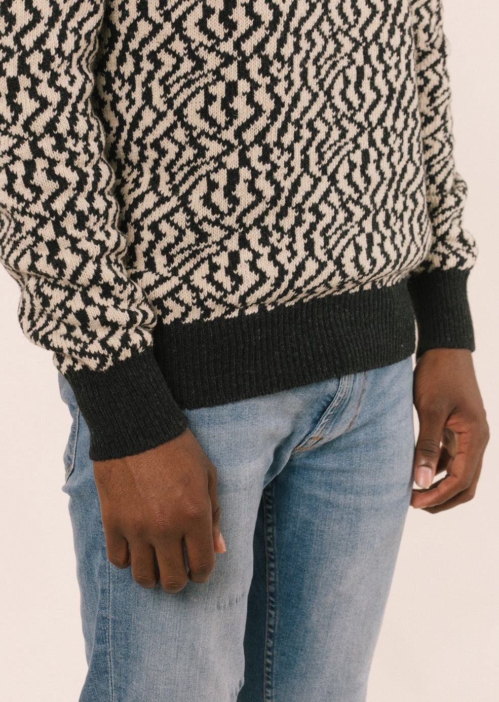 Detail of the sleeves of the sweater. The pattern or shape of the sweater is the basic one.