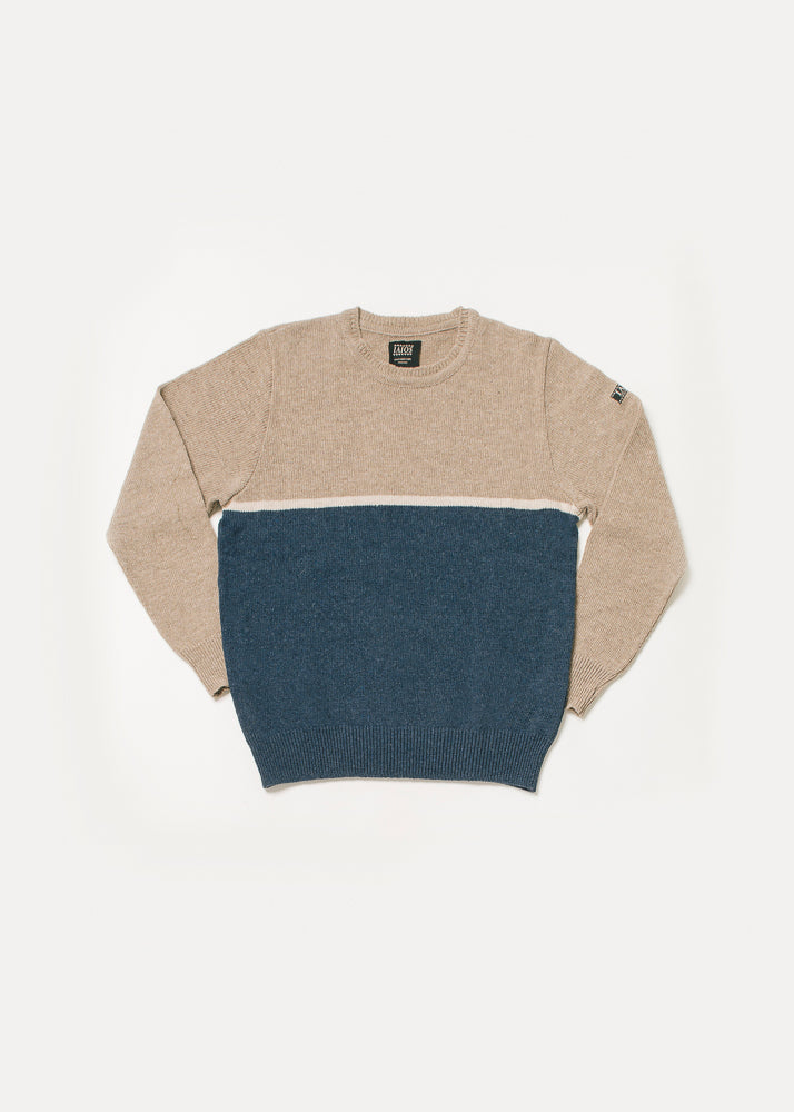 Jersey de punto de hombre o unisex en el que la mitad superior es marron claro y la inferior azul. Ambas franjas están separadas por una línea beige. 