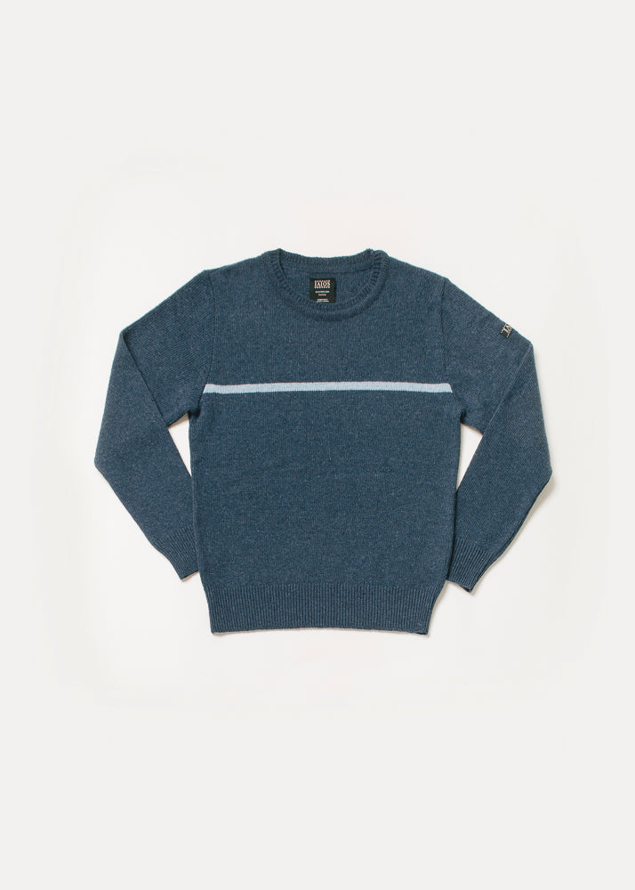 Jersey de hombre o unisex color azul marino o tejano con una raya horizontal de color azul claro.