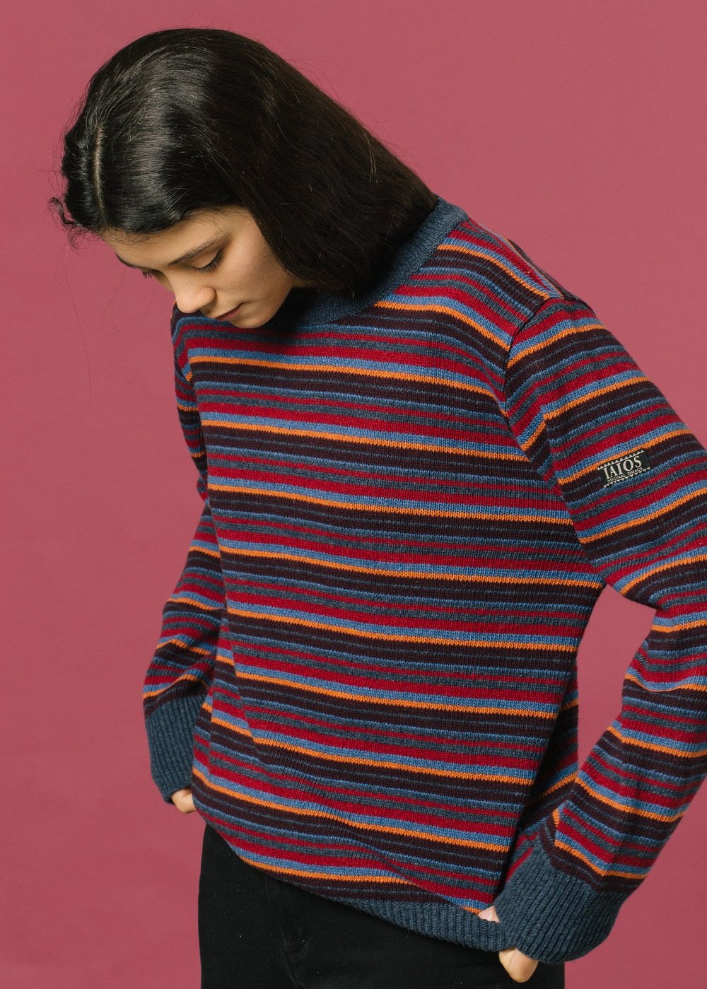 En esta ocasión una chica llevando el jersey que le queda estilo "oversize"