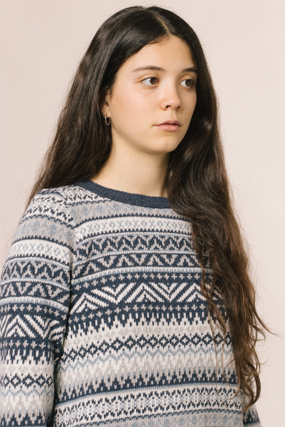 La modelo con el jersey.  Las pequeñas cenefas de color azul le dan un aire de jersey navideño. Es perfecto para llevar con tejanos o como regalo de Navidad. 