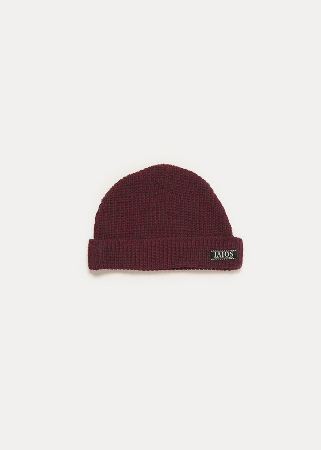 Gorro color vino para invierno. Es un gorro básico y liso.