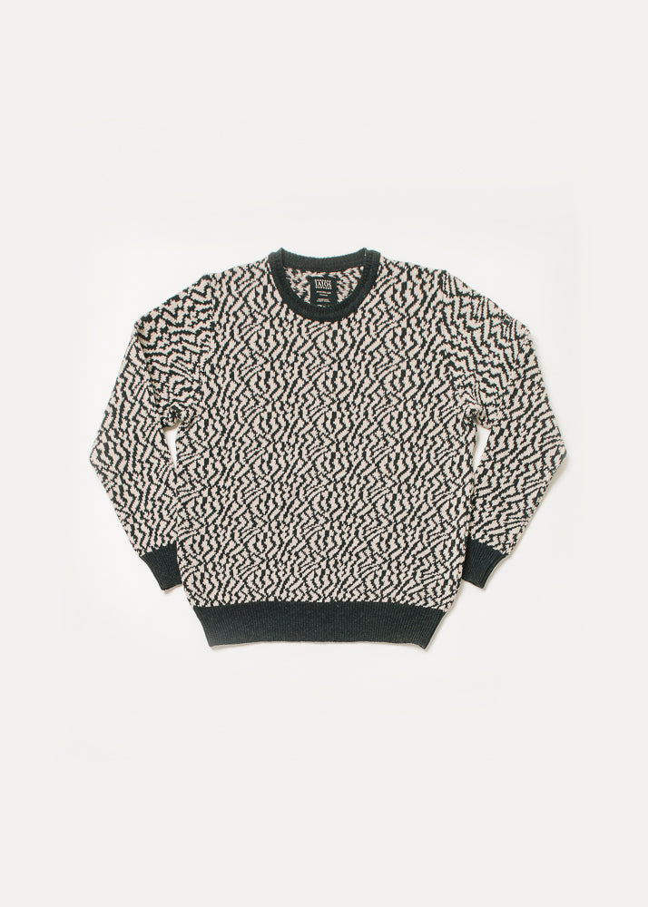 Jersey de hombre o unisex color blanco y negro. El diseño del jersey es un jacquard que hace unas manchas podrian asemejarse a las de una zebra. 