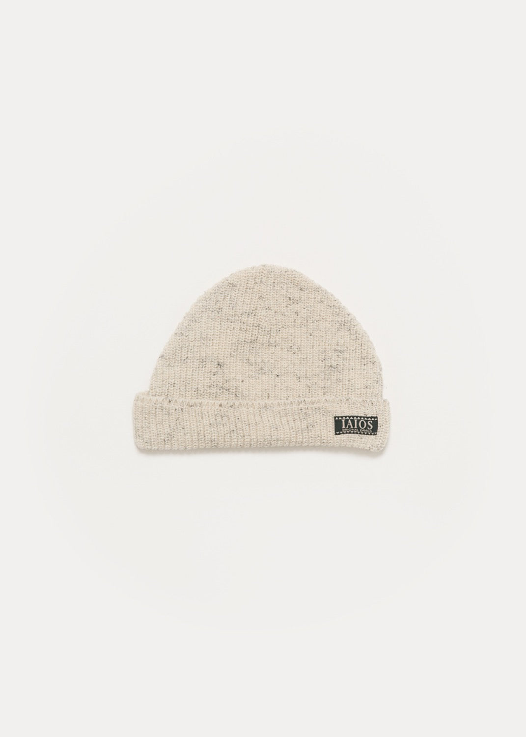 Gorro color blanco con twit para invierno. Es un gorro básico y liso.