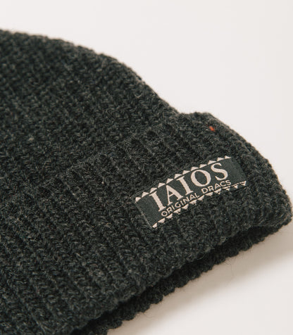Detail of the label IAIOS on the black cap.