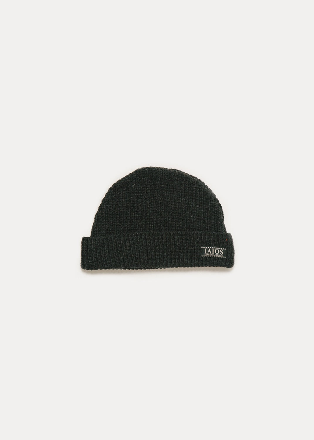 Gorro color negro o gris oscuro para invierno. Es un gorro básico y liso.