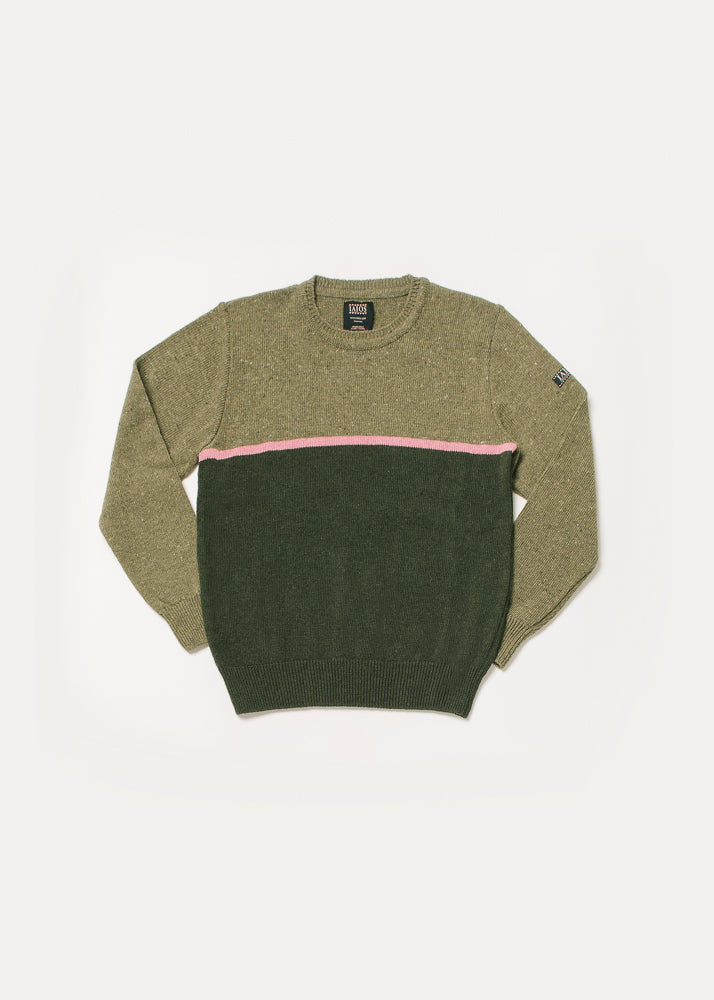 Jersey de punto de hombre o unisex en el que la mitad superior es verde caqui i la inferior verde oscuro. Ambas franjas separadas por una línea rosa.