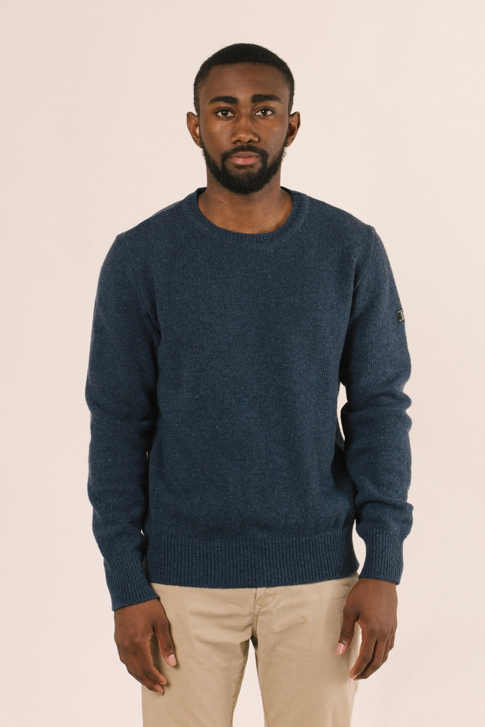 Model de front amb el jersei. La forma del mateix és la més bàsica.