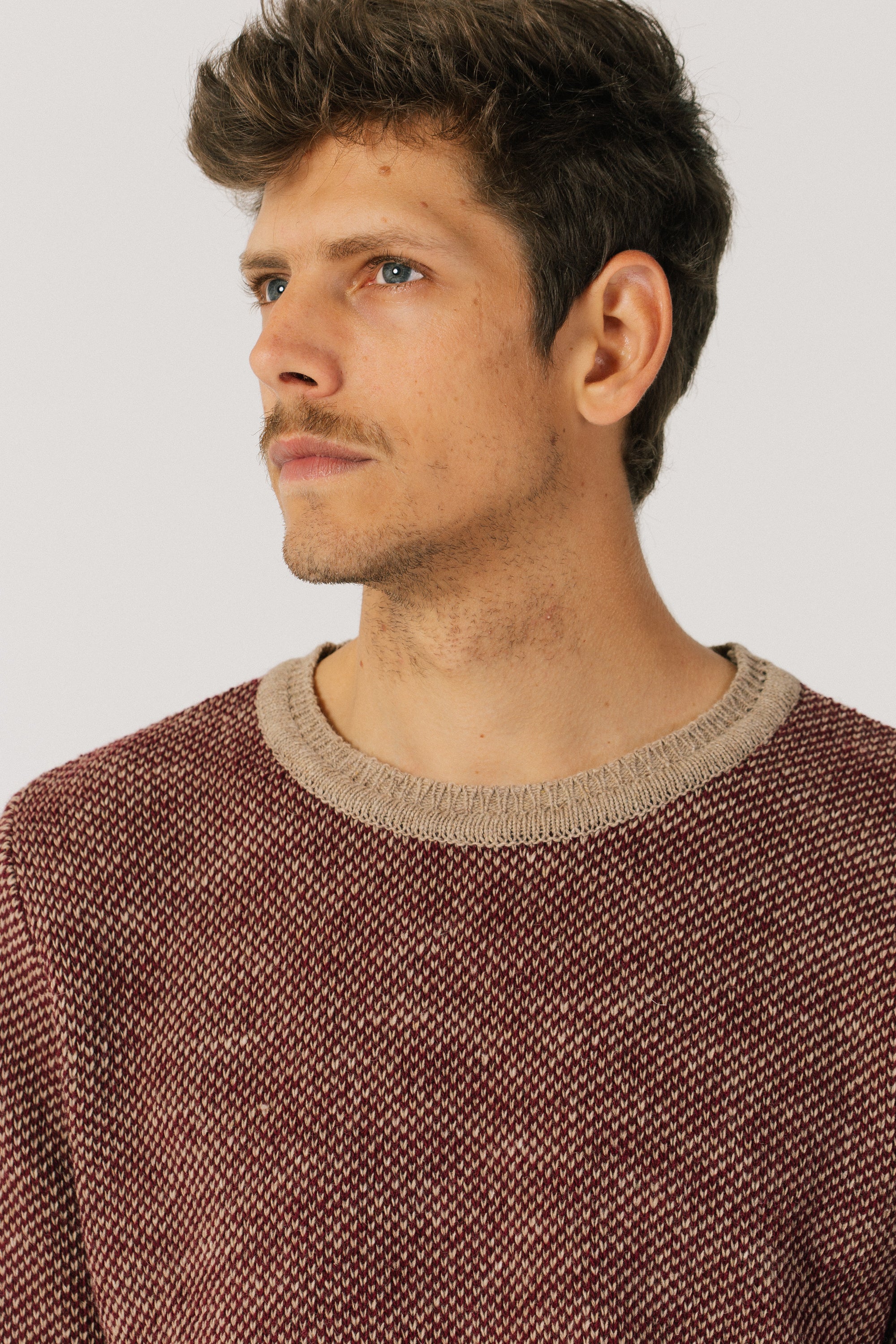 Jersey unisex IAIOS rojo y camel en punto grano de arroz, detalle del tejido, moda sostenible elaborada con hilo reciclado en talleres de Catalunya (España).