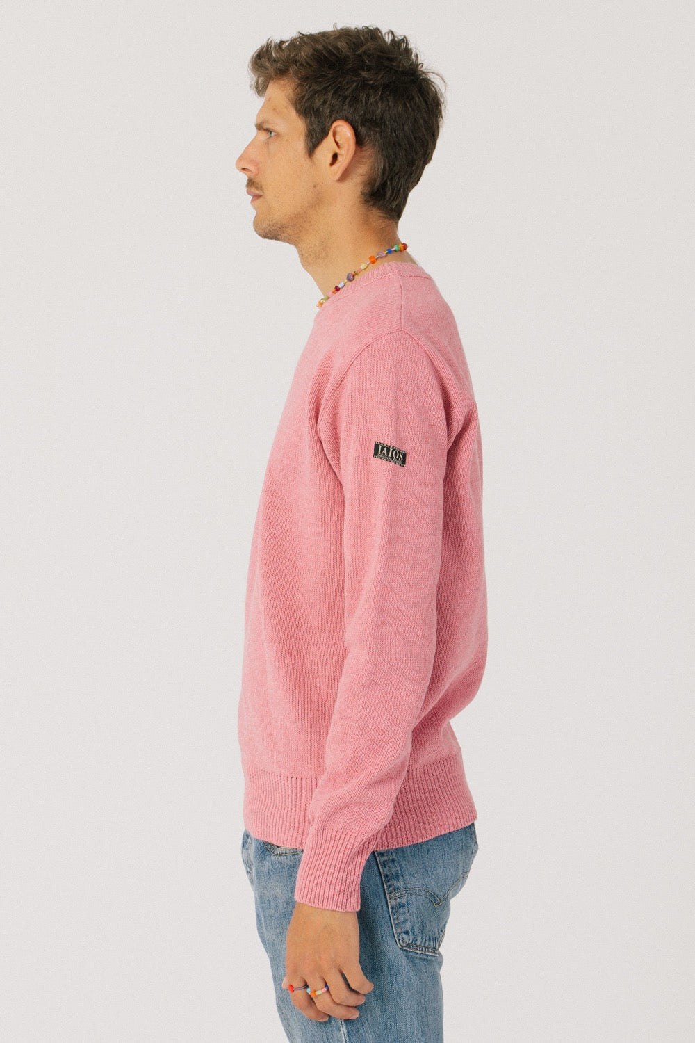 El color rosa favorece mucho y es alegre. 