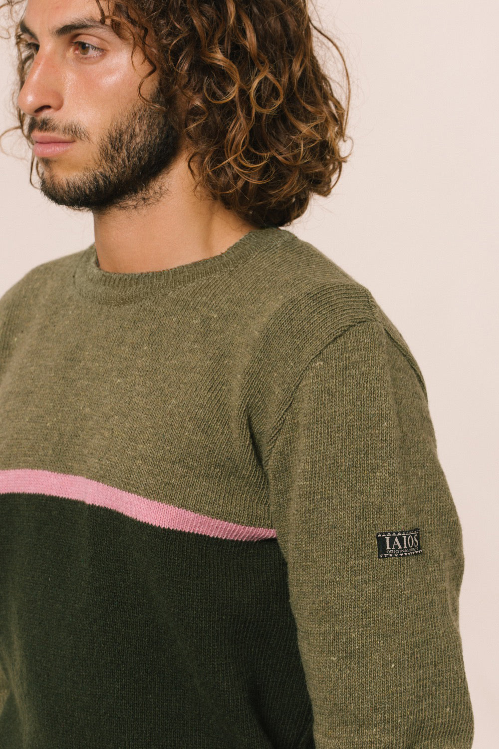 Detalle del cuello. La forma del jersey es el patrón básico.