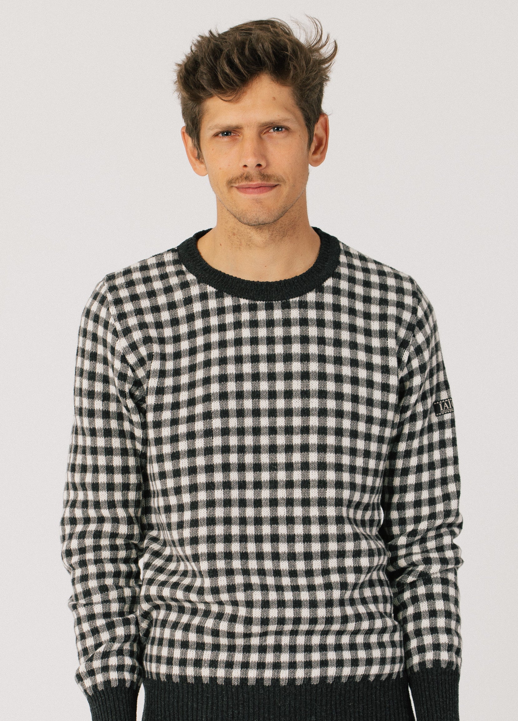 El modelo de frente. La forma del jersey es el patrón básico.