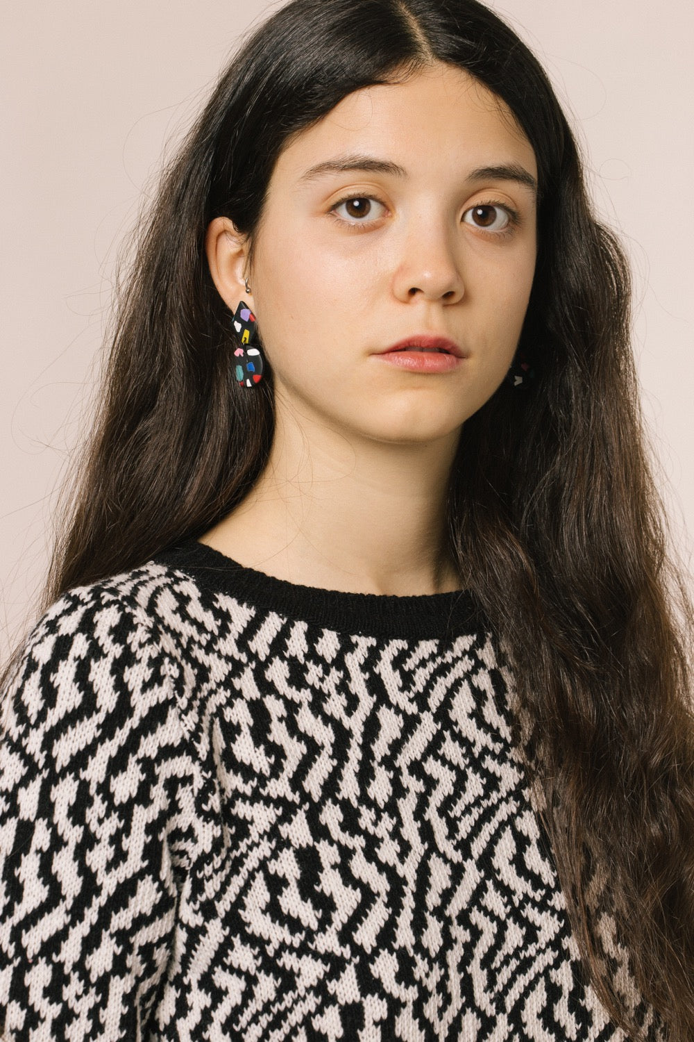 Retrato de la modelo con el jersey. Es un diseño muy bonito y muy fácil de combinar por los colores. 