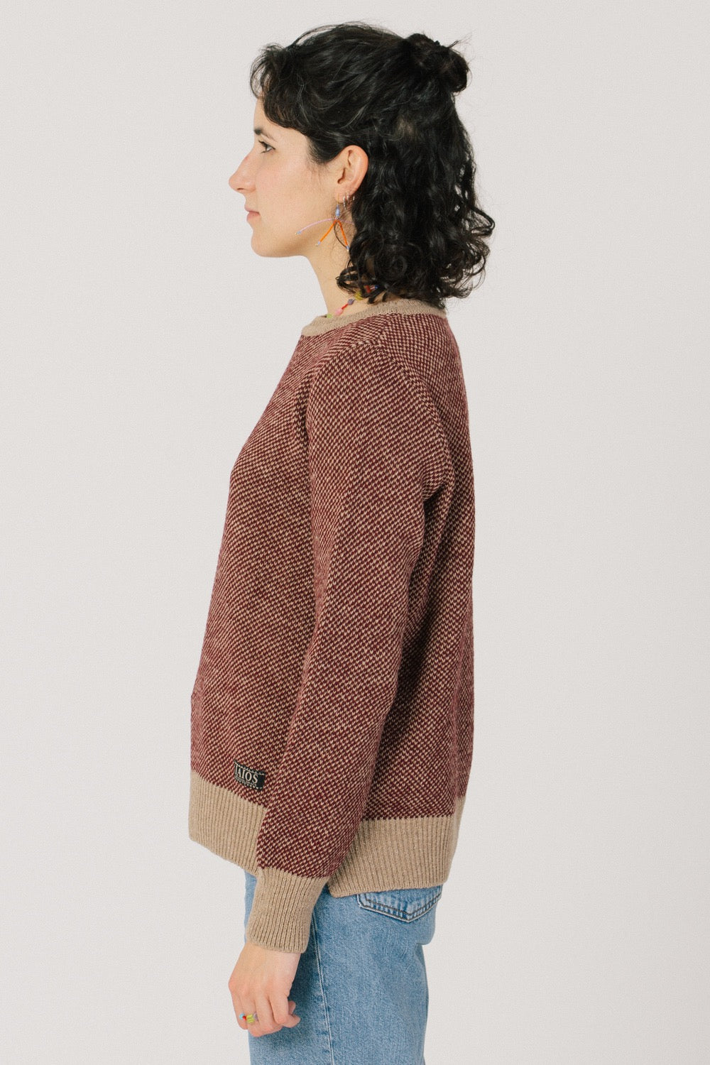 La forma del jersei és el patró bàsic i recte amb uns talls als costats.