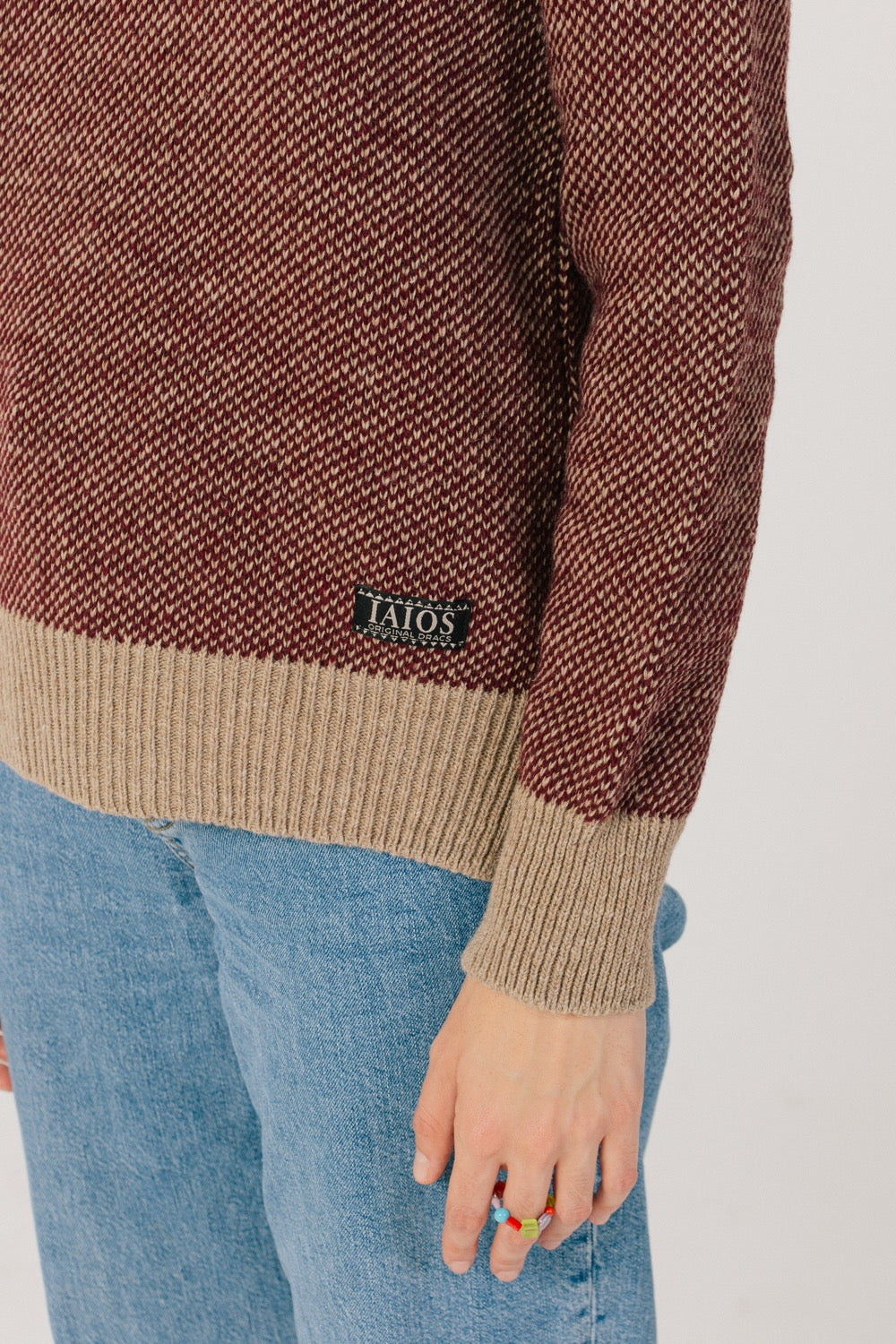 Detail of the bottom of the sweater where we can see the iaios label.