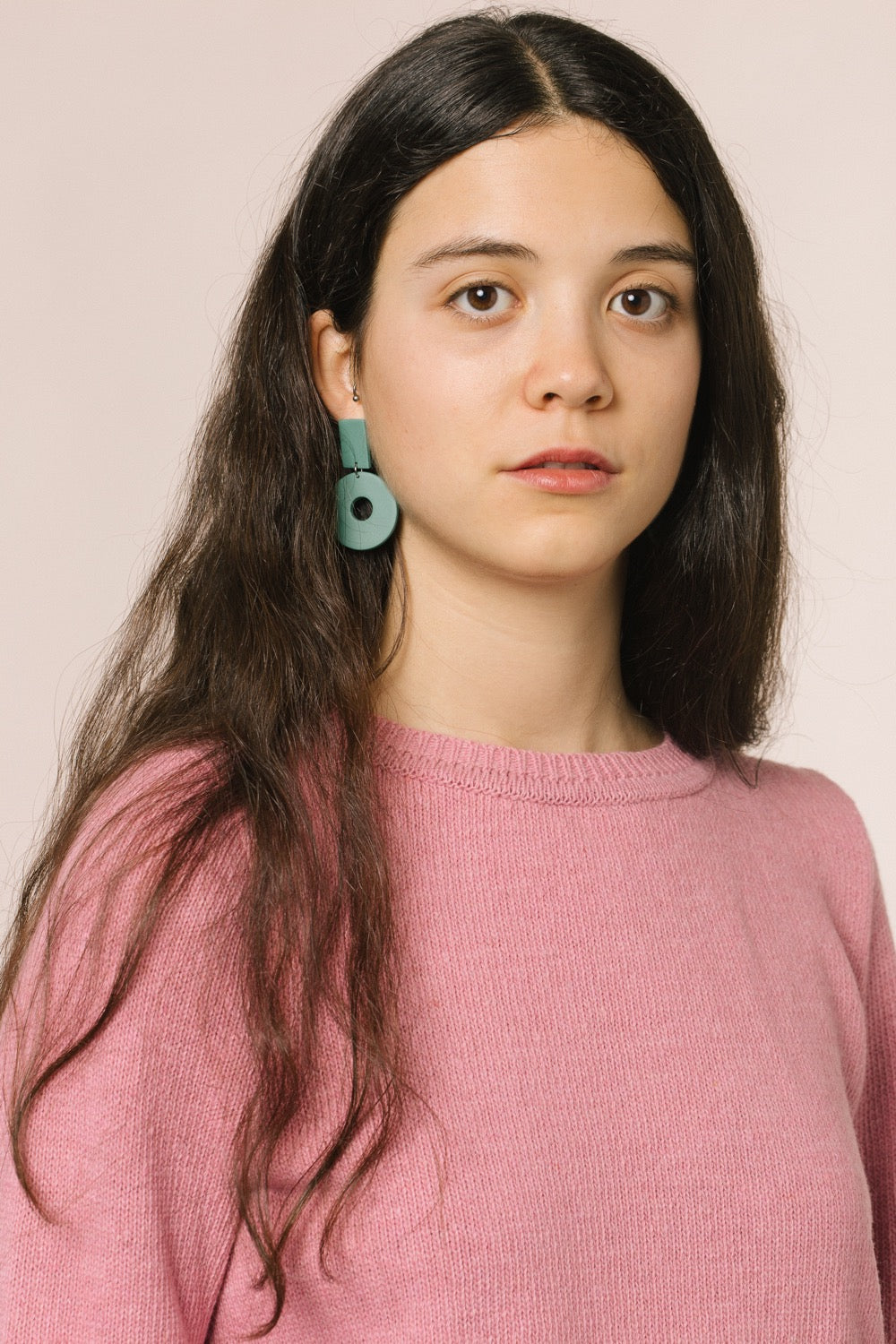 Retrato de la modelo con el jersey. Vemos que el color rosa favorece mucho y puede ser una nota de color en tu armario.