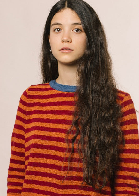 The model with the sweater. The two-color stripe design gives it a cheerful and youthful look. The model Truth is one of the best sellers in its different color variations.