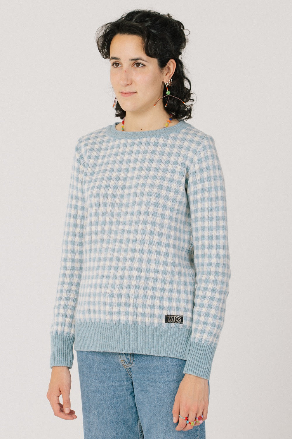 La model amb el jesrey. La forma del jersei és el patró bàsic i porta dos talls als llesos dels baixos.