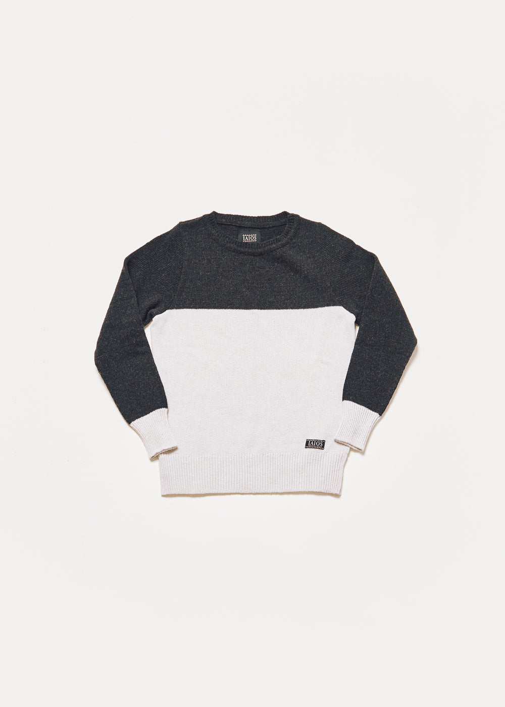 Jersey de punto de mujer o unisex en el que la mitad superior es de color negro y la inferior blanca. 