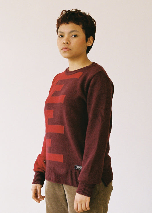 El jersei té uns talls als costats a la part inferior.