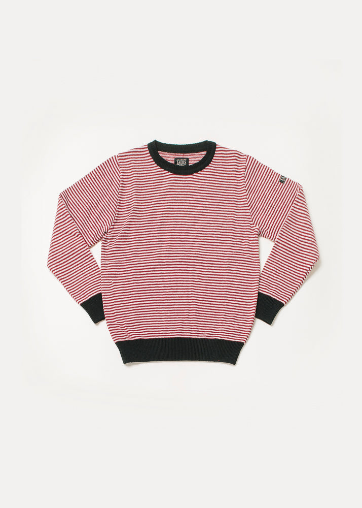 Jersey de hombre o unisex de rayas finas blancas y rojas. El cuello y los canalers son negros. 