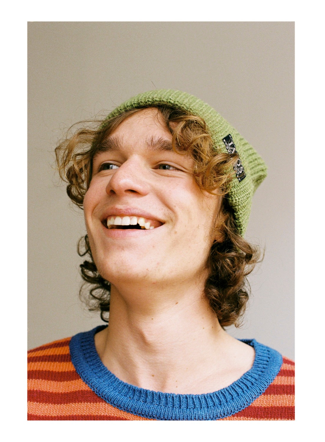 Modelo con el gorro verde sonriendo